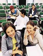 Foto: Studenten im Hörsaal einer Hochschule